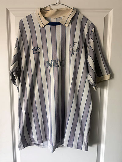 Everton's pajama shirt away kit