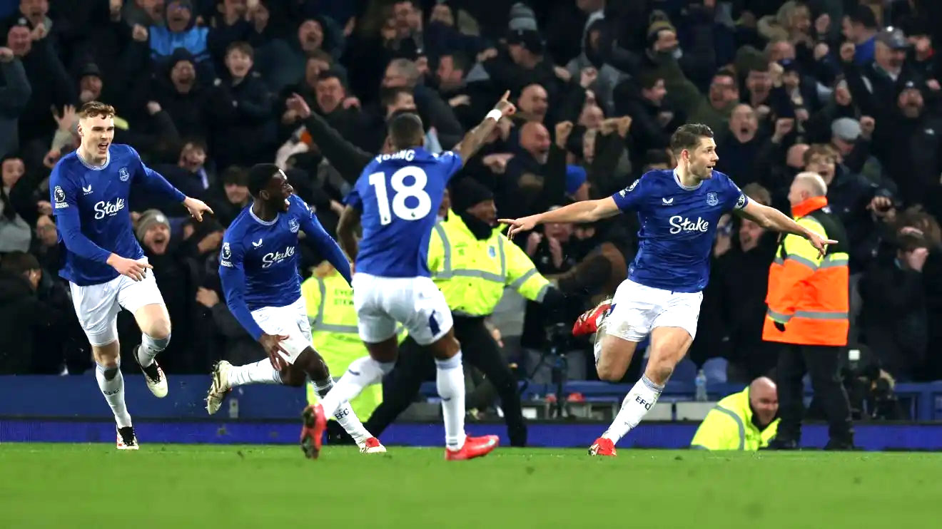 Everton's players celebrate James Tarkowski's dramatic stoppage-time equaliser