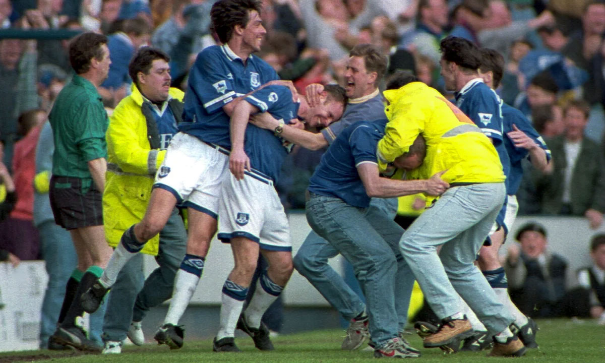 Everton celebrate their great escape against Wimbledon in 1994